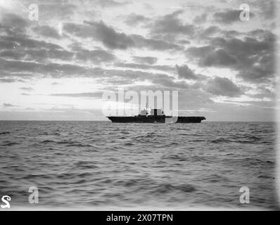 THEY BATTERED SURABAYA. 5 TO 27 MAY 1944, ON BOARD THE AIRCRAFT CARRIER HMS ILLUSTRIOUS IN THE INDIAN OCEAN. SCENES ON BOARD THE ILLUSTRIOUS WHEN AN AIRSTRIKE BY BRITISH, AMERICAN, AUSTRALIAN, FRENCH, AND DUTCH UNITS, WAS CARRIED OUT AGAINST THE JAPANESE-HELD NAVAL BASE. - USS SARATOGA, seen from the flight deck of HMS ILLUSTRIOUS Stock Photo