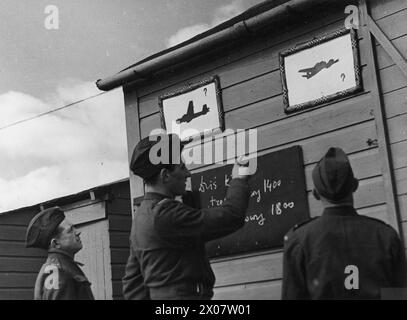 THE POLISH ARMY IN BRITAIN, 1940-1947 - Troops of a Polish anti-aircraft regiment learning new types of enemy planes in their camp, 27 April 1943  Polish Army Stock Photo