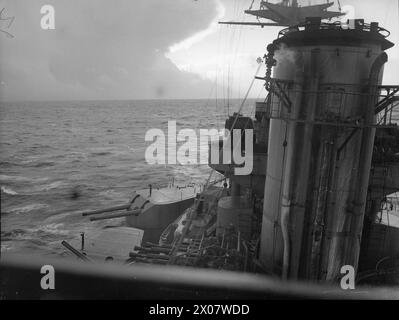 SCENES ON BOARD A BATTLESHIP AT SEA. 1940 OR 1941, ON BOARD HMS RODNEY. - Looking from the battleship while at sea Stock Photo