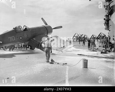 THEY BATTERED SURABAYA. 5 TO 27 MAY 1944, ON BOARD THE AIRCRAFT CARRIER HMS ILLUSTRIOUS IN THE INDIAN OCEAN. SCENES ON BOARD THE ILLUSTRIOUS WHEN AN AIRSTRIKE BY BRITISH, AMERICAN, AUSTRALIAN, FRENCH, AND DUTCH UNITS, WAS CARRIED OUT AGAINST THE JAPANESE-HELD NAVAL BASE. - A Chance-Vought Corsair (No JT208, engine no 24293/8694) buckles a wing on landing Stock Photo
