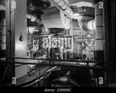 THE QUEEN MARY ON WAR SERVICE. 28 SEPTEMBER 1944, GREENOCK. THE 84000 TON CUNARD LINER QUEEN MARY IN HER GREY WHITE WAR PAINT AS SHE PREPARED TO MAKE ANOTHER ATLANTIC CROSSING TAKING WOUNDED US TROOPS BACK TO AMERICA. - Engineers on the control platform in the after engine room. Power of the ship's engines is 200,000 hp Stock Photo