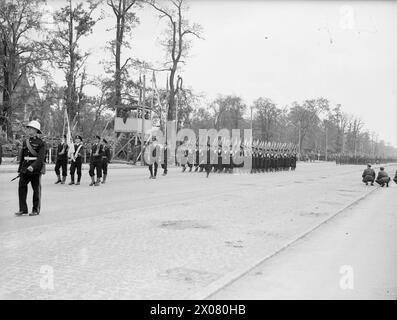 BRITISH NAVY ENTERS BERLIN. 12 AND 13 JULY 1945, BERLIN. ROYAL NAVY AND MARINE DETACHMENTS WHO TOOK PART IN THE CEREMONIAL MARCH THROUGH BERLIN. - The Royal Navy colour party and guard of honour passing the saluting base in the Charlottenburger-chaussee Stock Photo