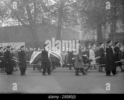 FUNERAL OF THE FIRST SEA LORD SIR DUDLEY POUND. 26 OCTOBER 1943, HORSE GUARDS PARADE AND WHITEHALL. - Close up of cortege. Pall-bearers, left to right: Admiral Forbes, Admiral Lord Chatfield, Admiral Sir Roger Keyes, Sir Charles Portal, Admiral Cunningham Stock Photo