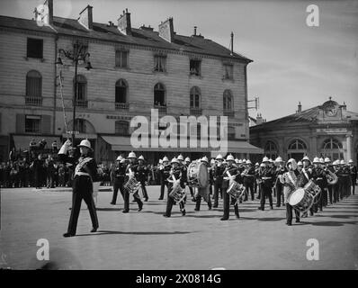 WITH THE ROYAL MARINES IN FRANCE. MAY 1945, ST GERMAIN, NEAR PARIS. - The band of the Chatham Division, Royal Marines, 'beating the retreat' in public square, St Germain Stock Photo