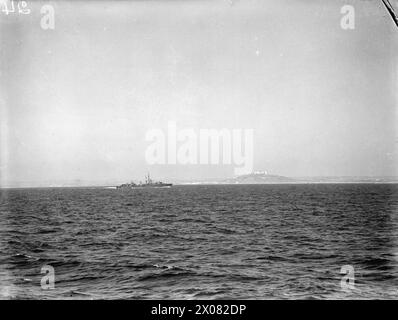 ROMMEL'S MEN HAD NO DUNKIRK - ROYAL NAVY ROUNDS UP ESCAPING GERMANS. 12 AND 13 MAY 1943, MALTA, LIGHT NAVAL FORCES PATROLLING THE SICILIAN NARROWS OFF THE COAST OF TUNIS PREVENTED ROMMEL'S AFRIKA KORPS FROM MAKING A 'DUNKIRK' EVACUATION FROM NORTH AFRICA. - The British destroyer HMS NUBIAN patrolling close in on the coast of Tunis. The fort seen on the hill in the background is Keliba Fort, a few miles east of Cape Bon Stock Photo