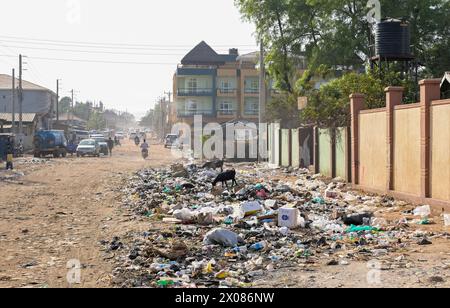 SOUTH-SUDAN, capital city Juba, garbage on the road / SÜDSUDAN, Hauptstadt Juba, Straßenszene, Müll auf der Straße Stock Photo