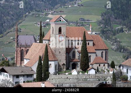 Schenna, Südtirol, Italien 08. April 2024: Ein Frühlingstag in Schenna, Scena oberhalb von Meran. Hier der Blick auf die Pfarrkirche Maria Himmelfahrt, mit Mausoleum und Friedhof *** Schenna, South Tyrol, Italy 08 April 2024 A spring day in Schenna, Scena above Meran Here the view of the parish church Maria Himmelfahrt, with mausoleum and cemetery Stock Photo