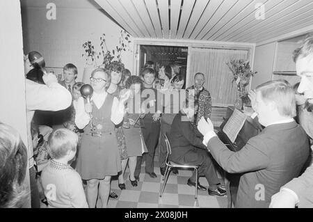 Current 13 - 4 - 1973: Cardamom FestivalErik Bye was the party's centerpiece and the most popular guest, as the students at Ragna Ringdal celebrated the big and solid TV success. They had been in Erike Bye's 'Saturday evening' with an element from their performance 'Folk og røvere i Kardemomme by' by Thorbjørn Egner.  The conductor led the orchestra, which played fine rhythmic notes.  Photo: Odd Ween / Aktuell / NTB ***PHOTO NOT IMAGE PROCESSED*** Stock Photo