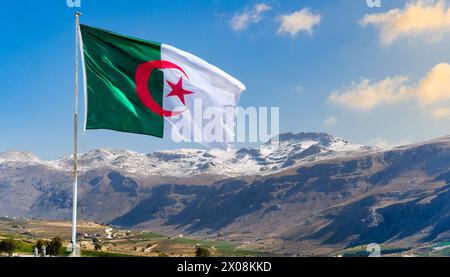 Die Fahne von Algerien flattert im Wind Stock Photo