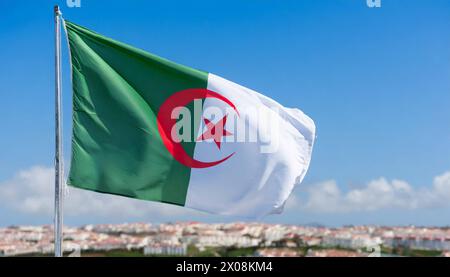 Die Fahne von Algerien flattert im Wind Stock Photo