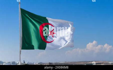 Die Fahne von Algerien flattert im Wind Stock Photo