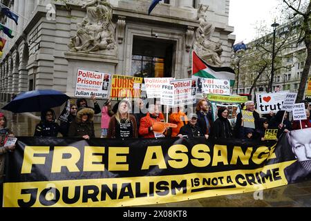 London, England, UK. 10th Apr, 2024. The Committee to Defend Julian Assange convenes at Australia House to mark the 5th anniversary of Julian's incarceration in Belmarsh prison. The gathering calls attention to the ongoing legal battle and the implications for press freedom and human rights. Supporters of Assange, who has been detained for over a decade, emphasize the need for journalistic protections and the public's right to know, as they rally against his extradition. (Credit Image: © Joao Daniel Pereira/ZUMA Press Wire) EDITORIAL USAGE ONLY! Not for Commercial USAGE! Stock Photo