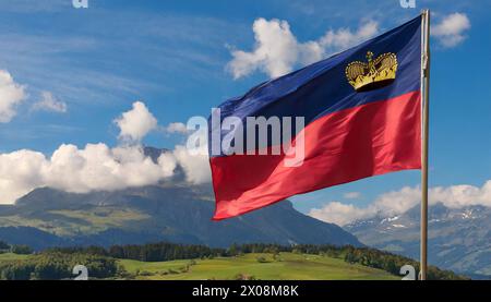 Die Fahne von Liechtenstein flattert im Wind Stock Photo