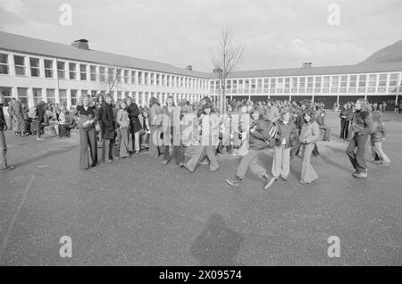 Current 13 - 1 - 1974: The largest and the smallestWe got the Ministry of Church and Education to select the country's largest and smallest school. Ulriken School in Bergen has 983 pupils and 71 teachers. In Sognefjorden, we have Måren school with 2 students and 1 teacher. Two strong contrasts.  Photo: Aage Storløkken / Aktuell / NTB ***PHOTO NOT IMAGE PROCESSED*** Stock Photo