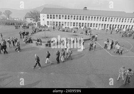 Current 13 - 1 - 1974: The largest and the smallestWe got the Ministry of Church and Education to select the country's largest and smallest school. Ulriken School in Bergen has 983 pupils and 71 teachers. In Sognefjorden, we have Måren school with 2 students and 1 teacher. Two strong contrasts.  Photo: Aage Storløkken / Aktuell / NTB ***PHOTO NOT IMAGE PROCESSED*** Stock Photo