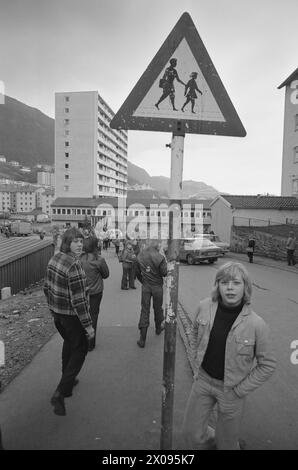 Current 13 - 1 - 1974: The largest and the smallestWe got the Ministry of Church and Education to select the country's largest and smallest school. Ulriken School in Bergen has 983 pupils and 71 teachers. In Sognefjorden, we have Måren school with 2 students and 1 teacher. Two strong contrasts.  Photo: Aage Storløkken / Aktuell / NTB ***PHOTO NOT IMAGE PROCESSED*** Stock Photo