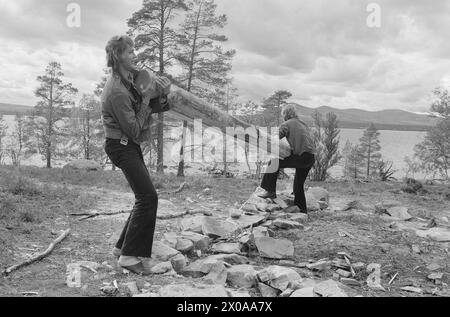 Aktuell 37-1-1973 : Forsvars-sjefen bryter lovenKommunene til kamp mot ulovlig hyttebygging. Nye vedtekter til bygningsloven setter en stopper for spredt og ukontrollert hyttebygging. Men enkelte tar sjansen og går utenom loven. Det kan straffe seg. Nylig ble en hytte revet i Engerdal. Og flere står for tur. En av de som har satt opp hytte uten byggetillatelse er Norges forsvarssjef Herman Zeiner-Gundersen. Forsvarssjefen kan regne med at han likevel vil få byggetillatelse, men han kan risikere en bot for sitt brudd på bygningsloven. En Oslo-advokat som bygget hytte på statens grunn på Sollerø Stock Photo