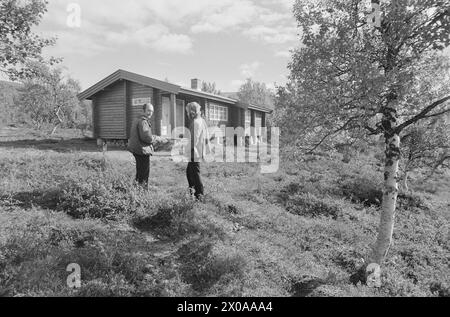 Aktuell 37-1-1973 : Forsvars-sjefen bryter lovenKommunene til kamp mot ulovlig hyttebygging. Nye vedtekter til bygningsloven setter en stopper for spredt og ukontrollert hyttebygging. Men enkelte tar sjansen og går utenom loven. Det kan straffe seg. Nylig ble en hytte revet i Engerdal. Og flere står for tur. En av de som har satt opp hytte uten byggetillatelse er Norges forsvarssjef Herman Zeiner-Gundersen. Forsvarssjefen kan regne med at han likevel vil få byggetillatelse, men han kan risikere en bot for sitt brudd på bygningsloven. En Oslo-advokat som bygget hytte på statens grunn på Sollerø Stock Photo