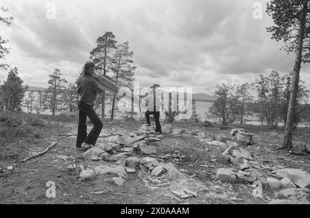 Aktuell 37-1-1973 : Forsvars-sjefen bryter lovenKommunene til kamp mot ulovlig hyttebygging. Nye vedtekter til bygningsloven setter en stopper for spredt og ukontrollert hyttebygging. Men enkelte tar sjansen og går utenom loven. Det kan straffe seg. Nylig ble en hytte revet i Engerdal. Og flere står for tur. En av de som har satt opp hytte uten byggetillatelse er Norges forsvarssjef Herman Zeiner-Gundersen. Forsvarssjefen kan regne med at han likevel vil få byggetillatelse, men han kan risikere en bot for sitt brudd på bygningsloven. En Oslo-advokat som bygget hytte på statens grunn på Sollerø Stock Photo