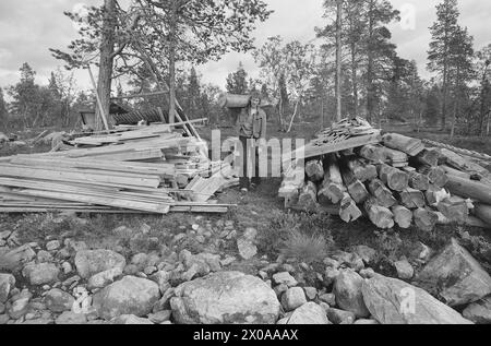 Aktuell 37-1-1973 : Forsvars-sjefen bryter lovenKommunene til kamp mot ulovlig hyttebygging. Nye vedtekter til bygningsloven setter en stopper for spredt og ukontrollert hyttebygging. Men enkelte tar sjansen og går utenom loven. Det kan straffe seg. Nylig ble en hytte revet i Engerdal. Og flere står for tur. En av de som har satt opp hytte uten byggetillatelse er Norges forsvarssjef Herman Zeiner-Gundersen. Forsvarssjefen kan regne med at han likevel vil få byggetillatelse, men han kan risikere en bot for sitt brudd på bygningsloven. En Oslo-advokat som bygget hytte på statens grunn på Sollerø Stock Photo