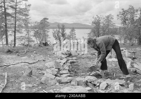 Aktuell 37-1-1973 : Forsvars-sjefen bryter lovenKommunene til kamp mot ulovlig hyttebygging. Nye vedtekter til bygningsloven setter en stopper for spredt og ukontrollert hyttebygging. Men enkelte tar sjansen og går utenom loven. Det kan straffe seg. Nylig ble en hytte revet i Engerdal. Og flere står for tur. En av de som har satt opp hytte uten byggetillatelse er Norges forsvarssjef Herman Zeiner-Gundersen. Forsvarssjefen kan regne med at han likevel vil få byggetillatelse, men han kan risikere en bot for sitt brudd på bygningsloven. En Oslo-advokat som bygget hytte på statens grunn på Sollerø Stock Photo