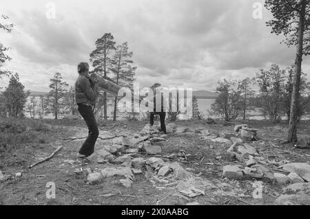 Aktuell 37-1-1973 : Forsvars-sjefen bryter lovenKommunene til kamp mot ulovlig hyttebygging. Nye vedtekter til bygningsloven setter en stopper for spredt og ukontrollert hyttebygging. Men enkelte tar sjansen og går utenom loven. Det kan straffe seg. Nylig ble en hytte revet i Engerdal. Og flere står for tur. En av de som har satt opp hytte uten byggetillatelse er Norges forsvarssjef Herman Zeiner-Gundersen. Forsvarssjefen kan regne med at han likevel vil få byggetillatelse, men han kan risikere en bot for sitt brudd på bygningsloven. En Oslo-advokat som bygget hytte på statens grunn på Sollerø Stock Photo