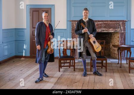 2 costumed musicians in the Governors Palace, Colonial Williamsburg, Virginia Stock Photo