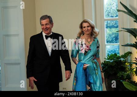 Washington, Vereinigte Staaten. 10th Apr, 2024. Governor Roy Cooper (Democrat of North Carolina), and Kristin Cooper, arrive for the State Dinner hosted by United States President Joe Biden and first lady Dr. Jill Biden honoring Prime Minister Kishida Fumio and Mrs Yuko Kishida of Japan in the Booksellers area of the White House in Washington, DC on Wednesday, April 10, 2024. Credit: Tierney L. Cross/CNP/dpa/Alamy Live News Stock Photo