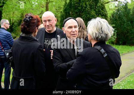 Manfred Hennig und Georgi Gogow von City am Grab des verstorbenen Gitarristen von City, Fritz Puppel, auf dem Friedhof Baumschulenweg. Berlin, 10.04.2024 *** Manfred Hennig and Georgi Gogow from City at the grave of the late guitarist of City, Fritz Puppel, at the Baumschulenweg cemetery Berlin, 10 04 2024 Foto:xM.xWehnertx/xFuturexImagex puppel gedenkfeier 4442 Stock Photo