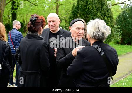 Manfred Hennig und Georgi Gogow von City am Grab des verstorbenen Gitarristen von City, Fritz Puppel, auf dem Friedhof Baumschulenweg. Berlin, 10.04.2024 *** Manfred Hennig and Georgi Gogow from City at the grave of the late guitarist of City, Fritz Puppel, at the Baumschulenweg cemetery Berlin, 10 04 2024 Foto:xM.xWehnertx/xFuturexImagex puppel gedenkfeier 4443 Stock Photo