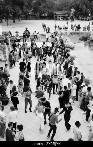 SALSA, CITY PARK, BARCELONA: A sea of dancers loses themselves in the music. Couples dance around the terraces of the Cascada Monumental fountain. A beautiful Catalonian weekly tradition is the open air free participation Sunday salsa dance party in Parc de Ciutadella, Barcelona, Spain. People turn up and take turns to dance with a range of willing dance partners. Photo: Rob Watkins Stock Photo