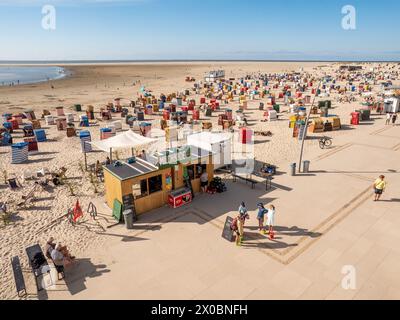 Promenade and west beach with people, chairs and tents on East Frisian island Borkum, Lower Saxony, Germany Stock Photo