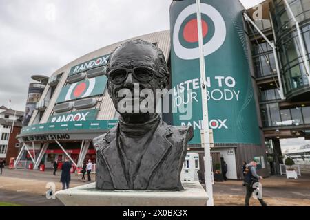 The Peter O’Sullevan statue at the Randox Grand National 2024 Opening Day at Aintree Racecourse, Liverpool, United Kingdom, 11th April 2024  (Photo by Mark Cosgrove/News Images) Stock Photo