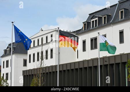 Döbeln - Offizielle Schlüsselübergabe: Neuer Landesrechnungshof eröffnet 10.04.2024 gegen 10 Uhr Döbeln, Theodor-Kunzemann-Straße Am Mittwoch wurde das neue Gebäude des Landesrechnungshof in Döbeln offiziell eröffnet und bezogen. Am Vormittag haben Ministerpräsident Michael Kretschmer und Finanzminister Hartmut Vorjohann die Schlüssel für den sanierten und umgebauten Kasernenbau übergeben. Noch bis 17 Uhr können sich Interessierte das Gebäude anschauen. Die rund 160 Mitarbeiter des Landesrechnungshofes arbeiten jedoch schon seit Anfang 2024 in Döbeln. Döbeln Sachsen Deutschland *** Döbeln Offi Stock Photo