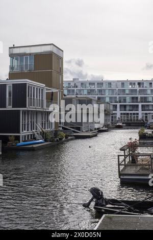 Floating homes and houses in the Waterbuurt (Water District) of Ijburg ...