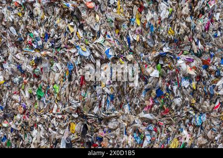 Sortierter Plastikmüll in einem Entsorgungsunternehmen *** Sorted plastic waste in a waste disposal company Deutschland, Germany GMS11499 Stock Photo