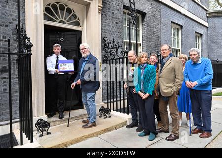 EDITORIAL USE ONLY (left-right) Jeremy Paxman with Hosts of The Movers and Shakers podcast Rory Cellan-Jones, Gillian Lacey-Solymar, Mark Mardell, Sir Nicholas Mostyn and Paul Mayhew-Archer with Parkinson's UK CEO Caroline Rassell (second right) mark World Parkinson's Day by handing in their 'Parky Charter' petition to Downing Street, asking for more support for people with the condition. Picture date: Thursday April 11, 2024. Stock Photo