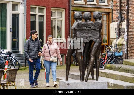 couple in front of the sculpture of Monument Jordaanoproer van Sofie Hupkens, Noordermarkt street market, Amsterdam, Netherlands Stock Photo