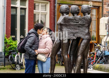 couple in front of the sculpture of Monument Jordaanoproer van Sofie Hupkens, Noordermarkt street market, Amsterdam, Netherlands Stock Photo