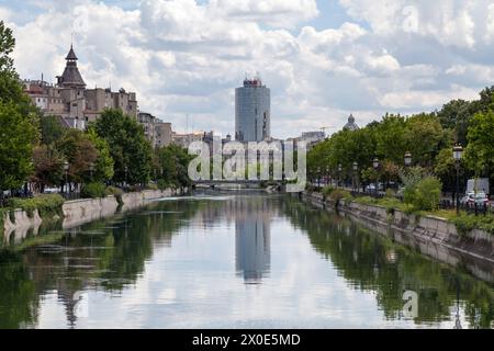 Bucharest, Romania - June 24 2018: Bridge crossing the Dambovita River with the General Inspectorate of Romanian Police and the Bucharest Financial Pl Stock Photo