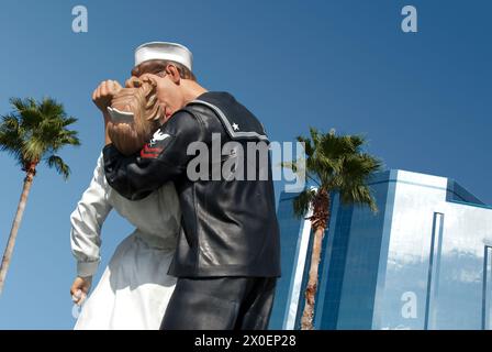 'Unconditional Surrender' a 26 foot tall sculpture copies the iconic photograph of a sailor kissing a nurse of V-J Day in Times Square, Sarasota, FL Stock Photo