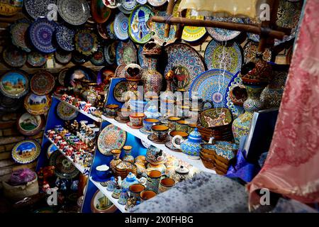 Decorative ceramic colorful plates, cups and souvenirs with traditional uzbekistan ornament on shop in Samarkand in Uzbekistan, Central Asia, Silk Roa Stock Photo