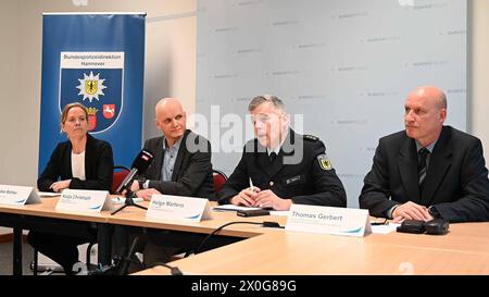 Wiebke Rethke Pressestaatsanwältin STA Lüneburg, Kolja Christoph Leitender Staatsanwalt STA Lüneburg, Helgo Martens Bundespolizeidirektion ,Thomas Gerbert Pressesprecher Bundespolizeidirektion Hannover. Ende März 2024 sollen zwei Weißrussen 49 & 30 Jahre aus Seevetal 40 halbautomatische Schusswaffen aus einem Güterzug am Rangierbahnhof Maschen entwendet haben. Die mehrschüssigen halbautomatischen Lang-Schusswaffen des chinesischen Herstellers Norinco sind ein Nachbau der optisch dem vollautomatischen Sturmgewehr M16 Colt AR 15 ähnelt. Im Gegensatz zur M16 sind diese Waffen aber keine Kriegswaf Stock Photo