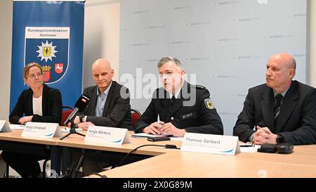 Wiebke Rethke Pressestaatsanwältin STA Lüneburg, Kolja Christoph Leitender Staatsanwalt STA Lüneburg, Helgo Martens Bundespolizeidirektion ,Thomas Gerbert Pressesprecher Bundespolizeidirektion Hannover. Ende März 2024 sollen zwei Weißrussen 49 & 30 Jahre aus Seevetal 40 halbautomatische Schusswaffen aus einem Güterzug am Rangierbahnhof Maschen entwendet haben. Die mehrschüssigen halbautomatischen Lang-Schusswaffen des chinesischen Herstellers Norinco sind ein Nachbau der optisch dem vollautomatischen Sturmgewehr M16 Colt AR 15 ähnelt. Im Gegensatz zur M16 sind diese Waffen aber keine Kriegswaf Stock Photo