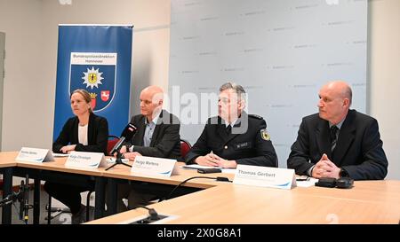 Wiebke Rethke Pressestaatsanwältin STA Lüneburg, Kolja Christoph Leitender Staatsanwalt STA Lüneburg, Helgo Martens Bundespolizeidirektion ,Thomas Gerbert Pressesprecher Bundespolizeidirektion Hannover. Ende März 2024 sollen zwei Weißrussen 49 & 30 Jahre aus Seevetal 40 halbautomatische Schusswaffen aus einem Güterzug am Rangierbahnhof Maschen entwendet haben. Die mehrschüssigen halbautomatischen Lang-Schusswaffen des chinesischen Herstellers Norinco sind ein Nachbau der optisch dem vollautomatischen Sturmgewehr M16 Colt AR 15 ähnelt. Im Gegensatz zur M16 sind diese Waffen aber keine Kriegswaf Stock Photo