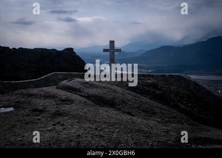 Cross on the terrace of Aghia Triada Monastery Meteora region, a geological formation in northern Greece, in the regional district of Trikala, Thessal Stock Photo