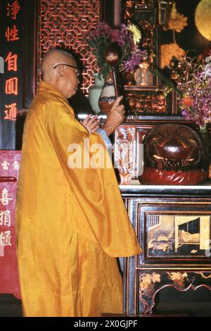 Praying monk during a service at the Cheng Hoon Teng Temple in Malacca. [automated translation] Stock Photo