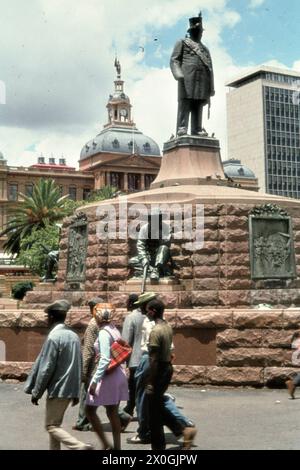 A group of South Africans in front of the Paul Krüger Memorial in Church Square in Pretoria. [automated translation] Stock Photo