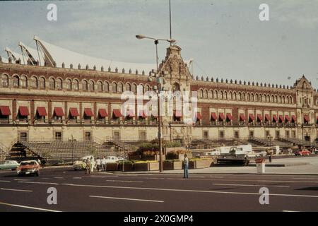 View over the Zòcalo square to the National Palace (Palacio Nacional) in Mexico City. [automated translation] Stock Photo