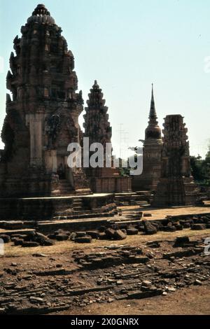 Remains of the temple complex Wat Phra Si Ratana Mahathat in Lopburi. [automated translation] Stock Photo